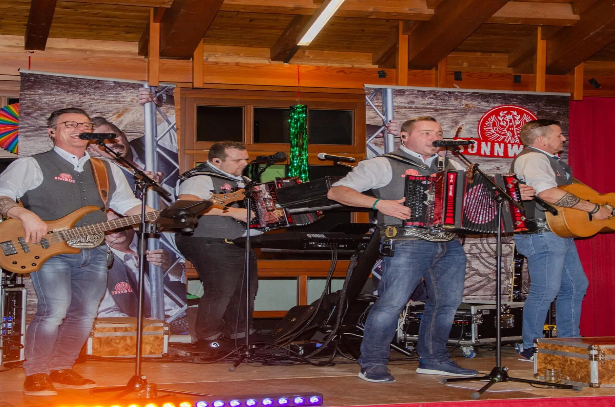 feuerwehr_ball_wattens09.jpg
